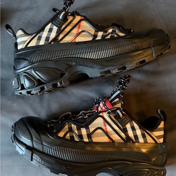 Burberry Other - Burberry Arthur ‘Archive Beige Black’ Size 40EU/7MUS